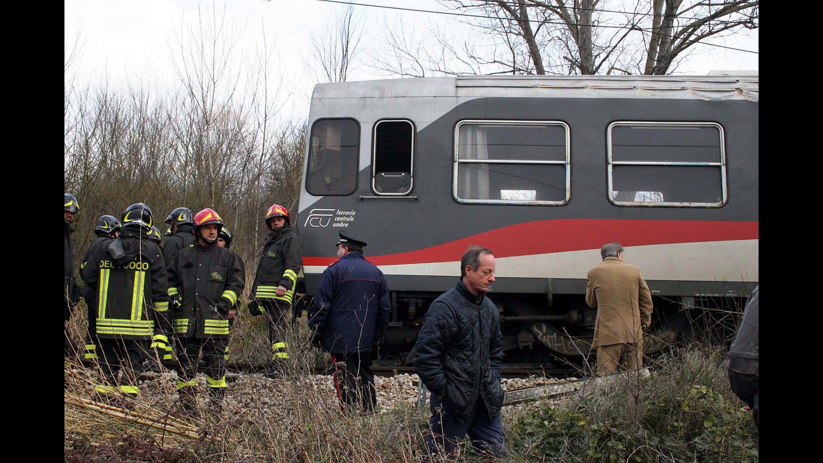 Albero sui binari, treno deraglia a Lucca