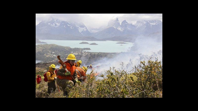 Cile, 5 pompieri morti e 3 dispersi in incendi nel sud