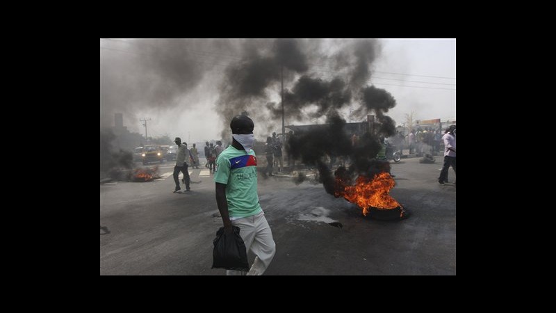 Nigeria, polizia disperde corteo contro tagli sussidi benzina: feriti