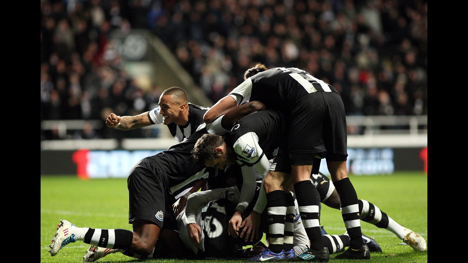 Premier League, Newcastle mette ko Manchester United 3-0. City primo
