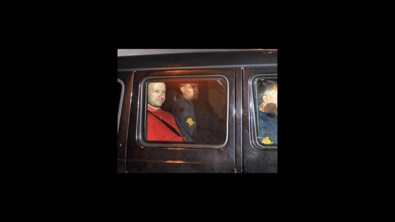 Norvegia, esperti mettono in dubbio perizia su stato mentale Breivik