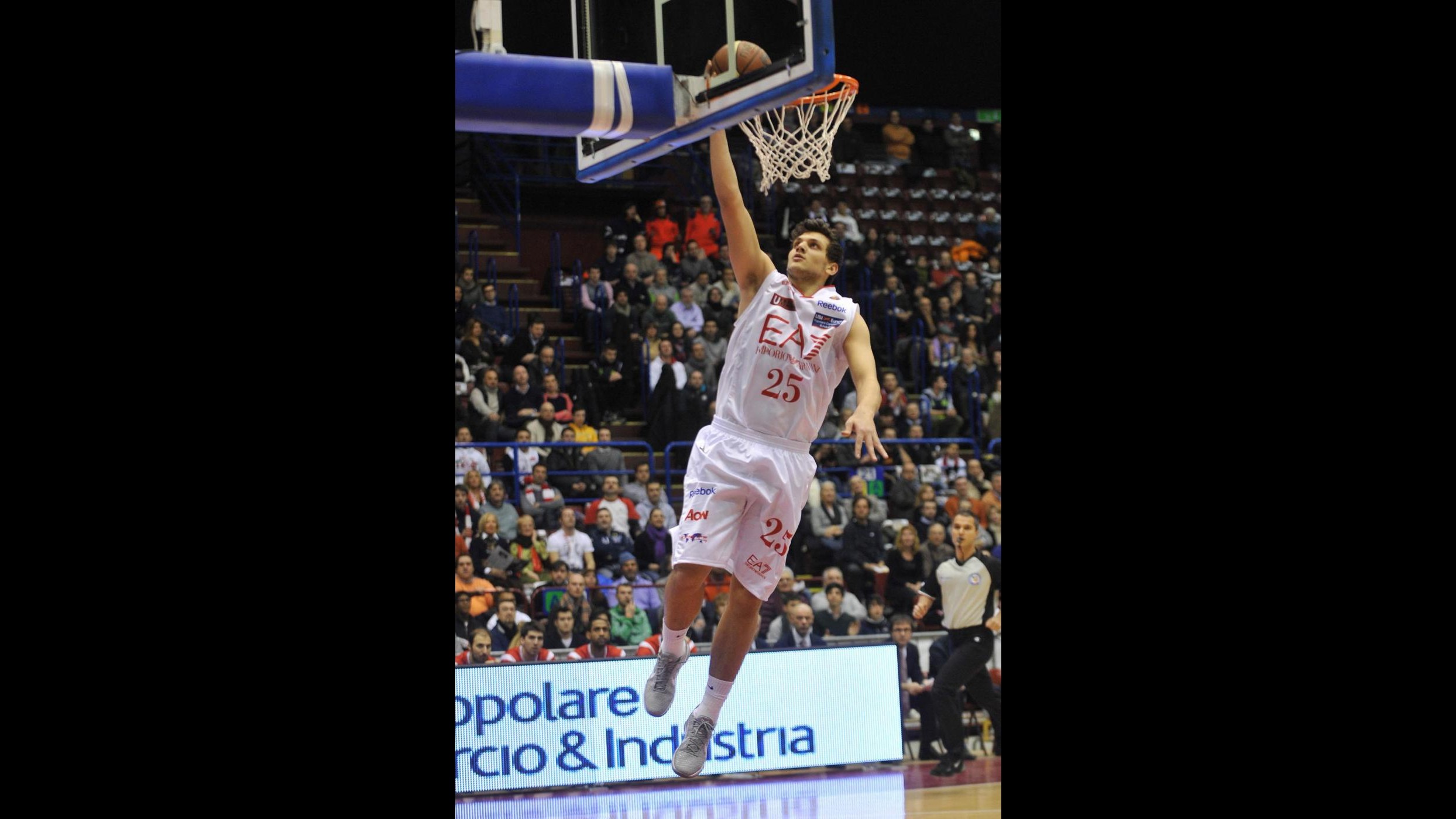 Siena ko in casa contro Pesaro e raggiunta in vetta da Milano