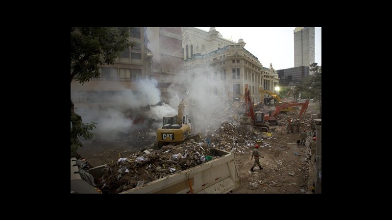 Brasile, continuano ricerche sopravvissuti dopo crollo palazzi a Rio