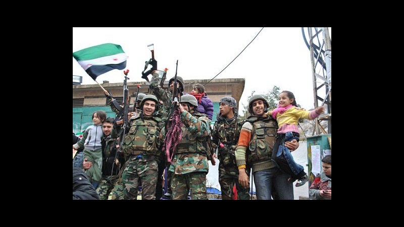 Siria, attivisti: Ieri ‘massacro terrificante’ a Homs: 35 morti