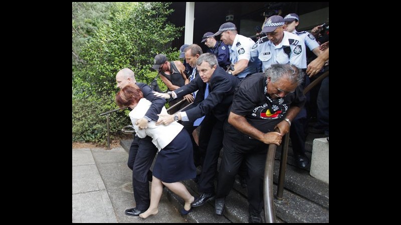 Australia, protesta aborigeni: bruciano bandiera davanti al Parlamento