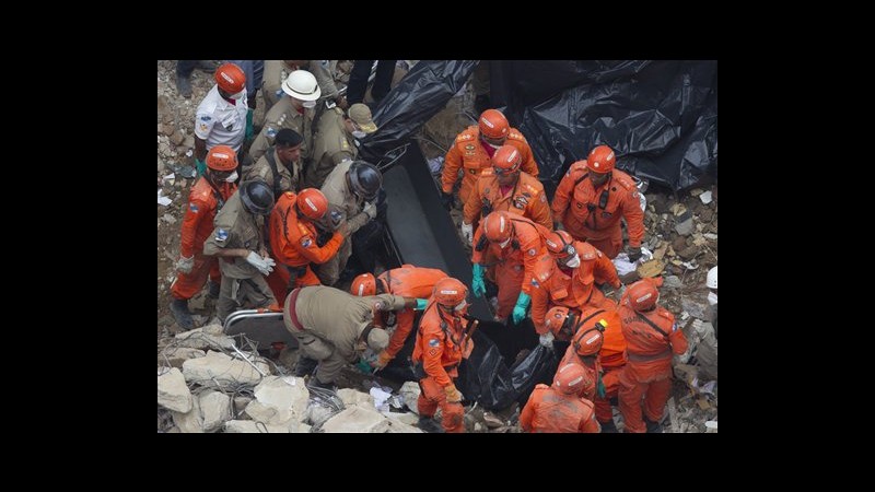 Brasile, si aggrava bilancio crollo edifici Rio: 6 morti, 16 dispersi