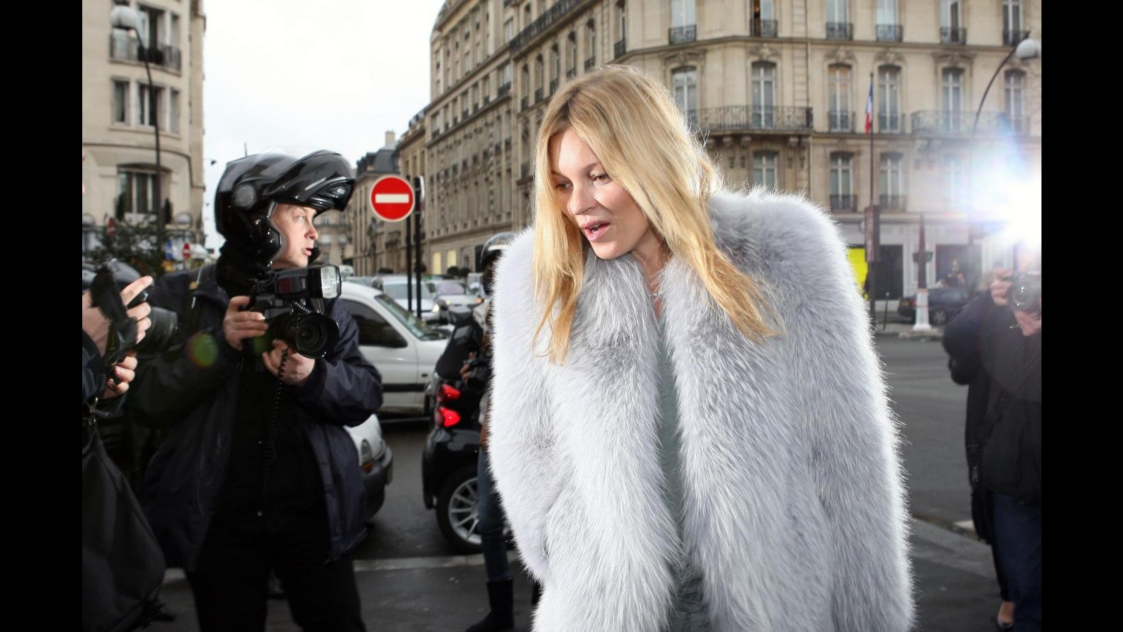 Kate Moss charme e spregiudicatezza come dj alla festa Prada di Parigi