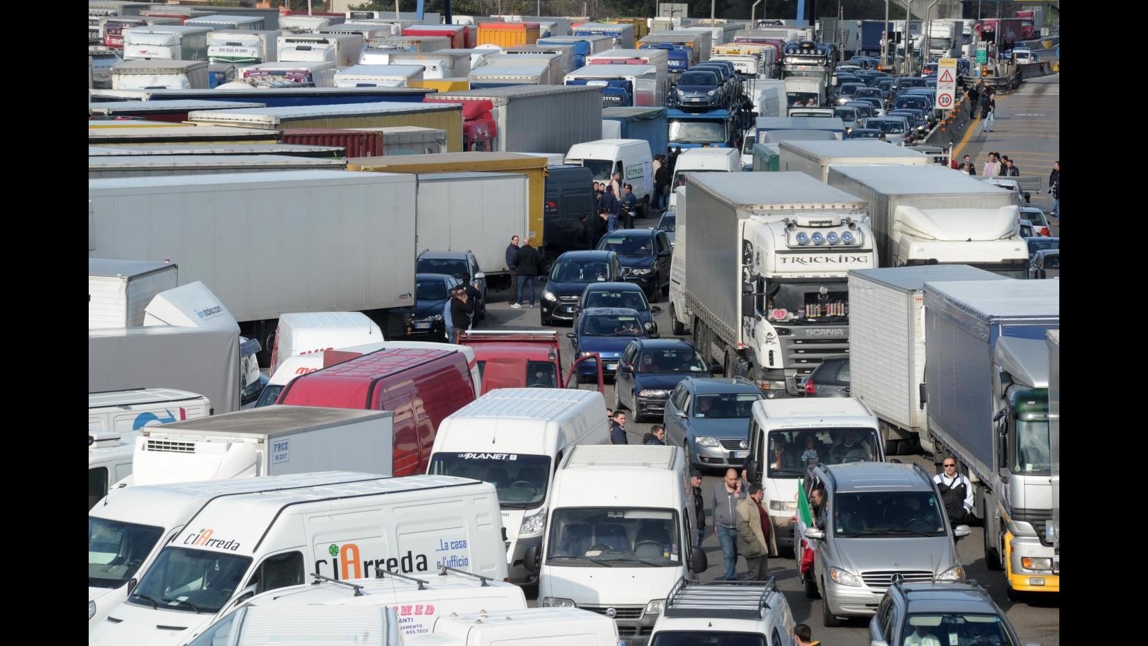 Sciopero tir, inseguono camion nel casertano: 5 arresti