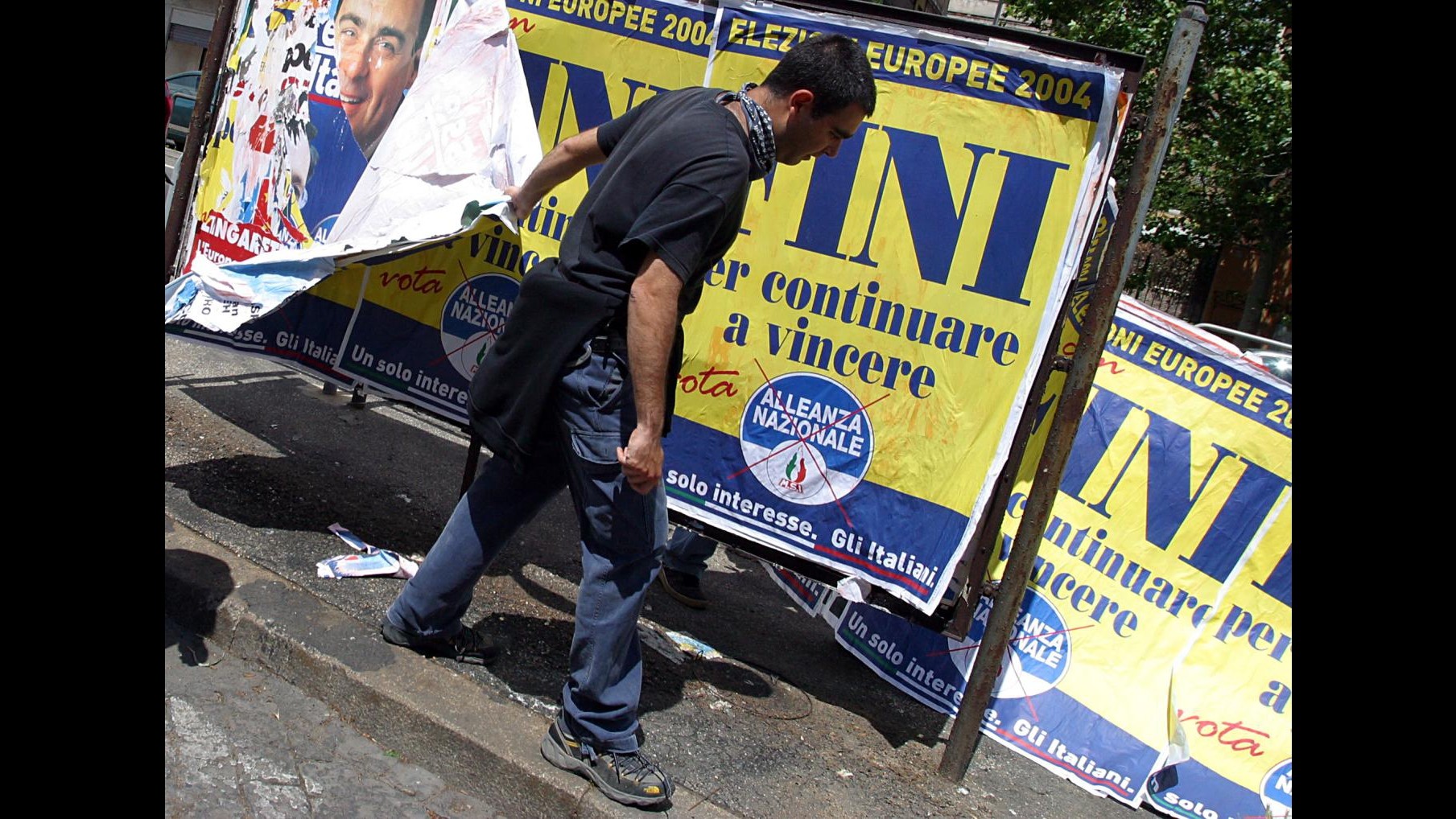 Milleproroghe, stop a condoni per cartelloni politici abusivi