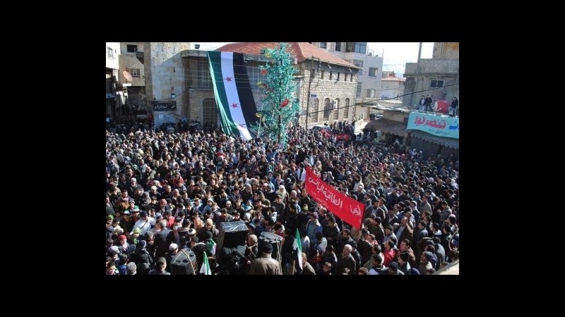 Siria, forze sicurezza bombardano Hama: almeno un morto