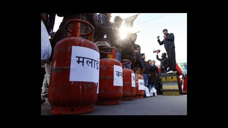 Nepal, quinto giorno proteste caro benzina, bloccate strade Katmandu