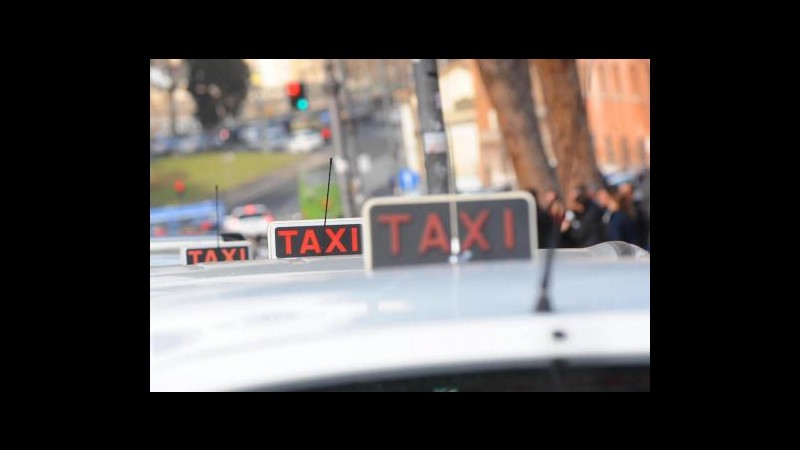 Torino, un migliaio di taxisti in corteo contro liberalizzazioni