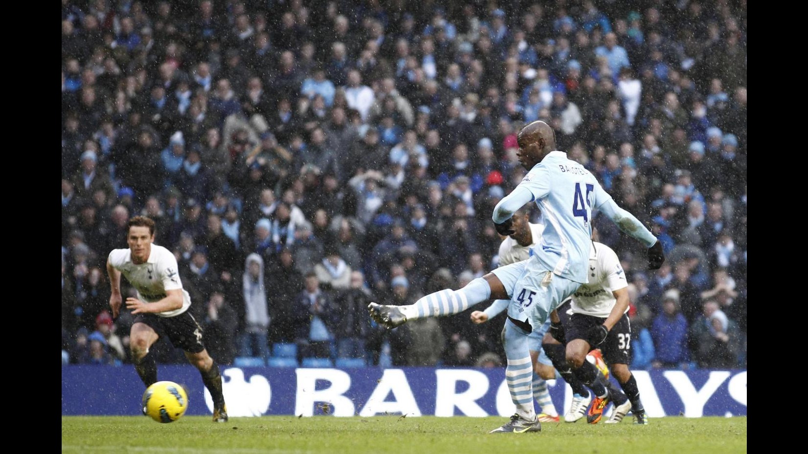 Balotelli fa felice City ma Redknapp accusa: calcio in testa a Parker