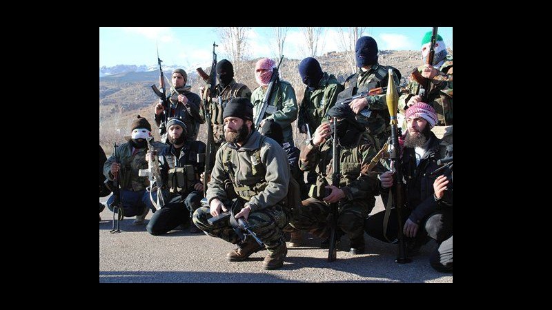 Siria, attivisti: Esercito lascia Duma dopo scontri con disertori