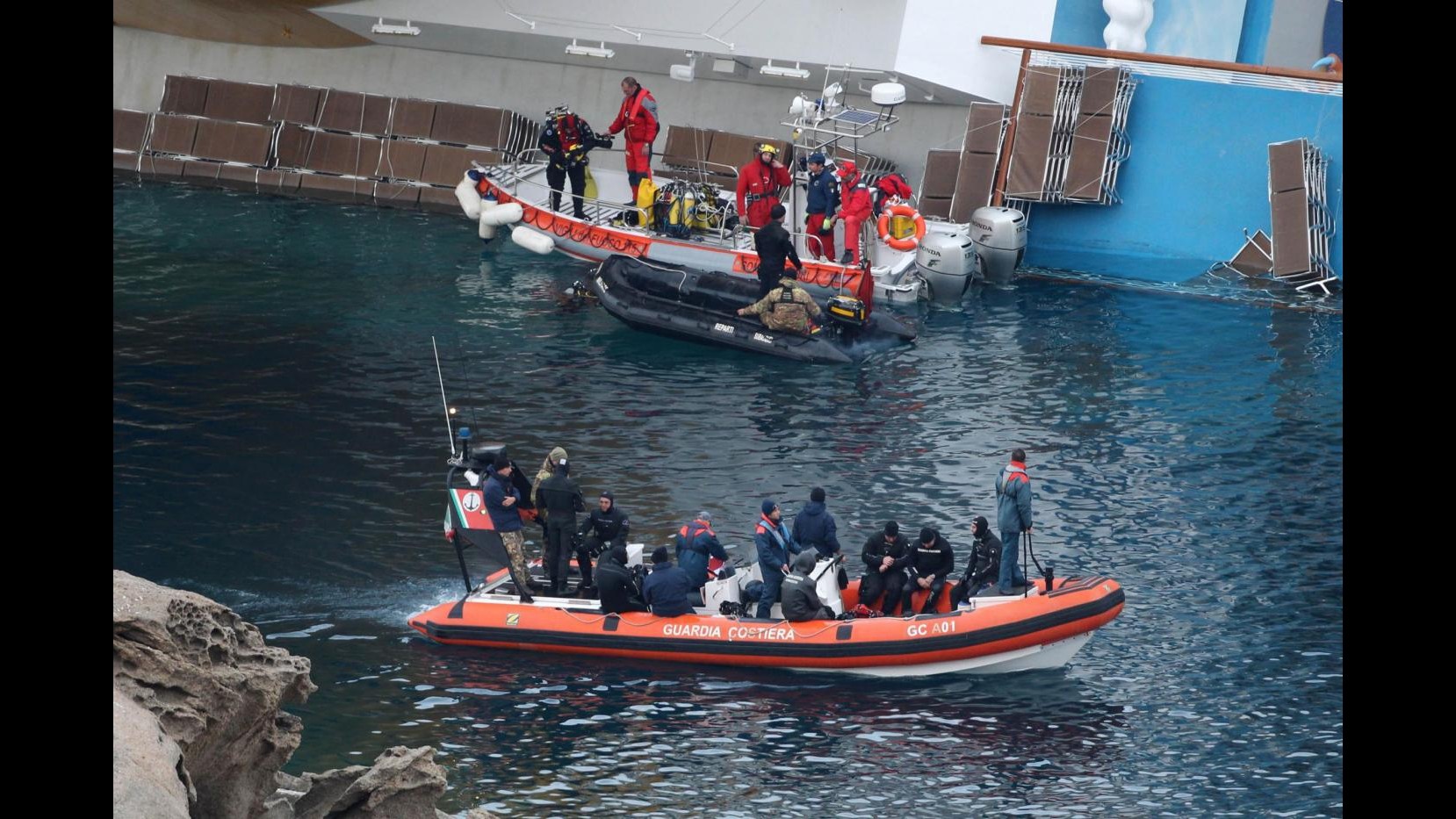 Nave Costa, ricerche sospese in acqua