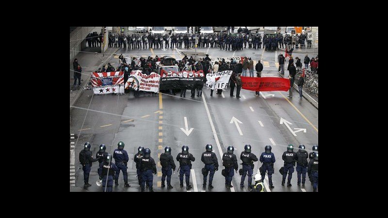 Forum Davos, polizia: Oltre 100 arrestati per protesta non autorizzata