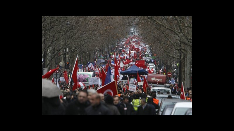 Francia, turchi marciano a Parigi contro legge su genocidio armeni