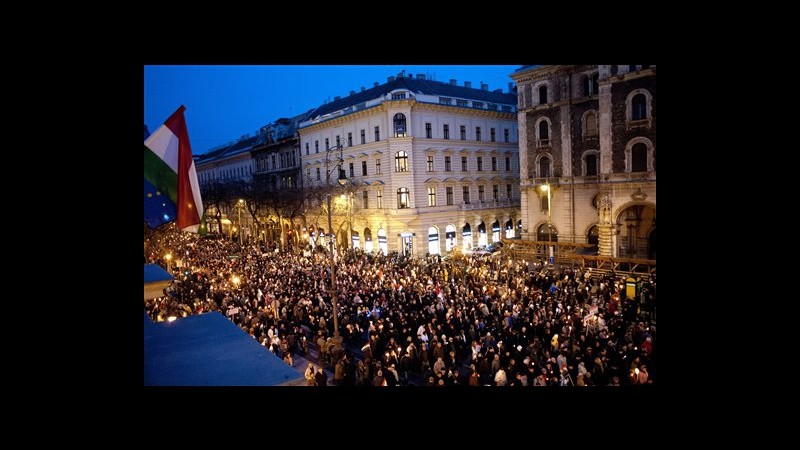Ungheria, 100mila persone sfilano a favore di governo a Budapest