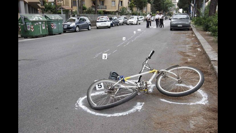 Cuneo, ciclista 52enne travolto e ucciso da auto pirata