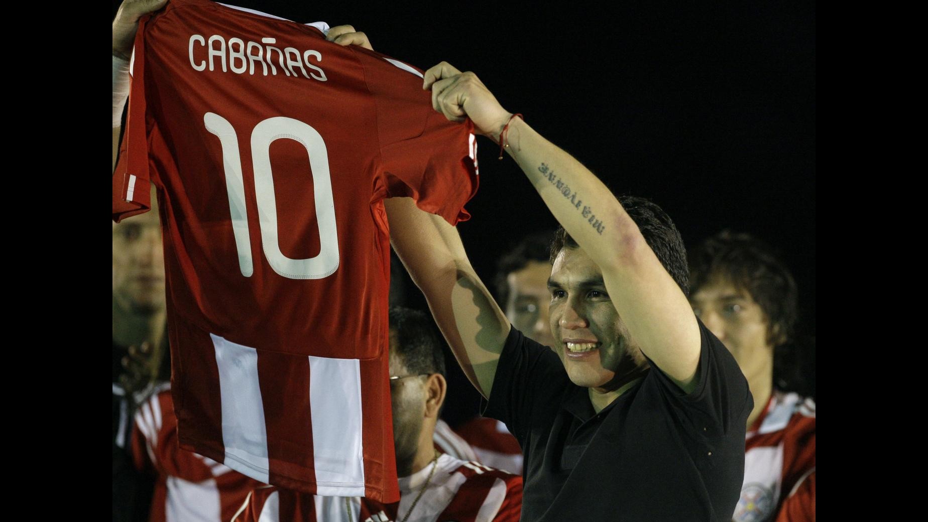 Ferito da proiettile, paraguaiano Cabanas in campo dopo 2 anni