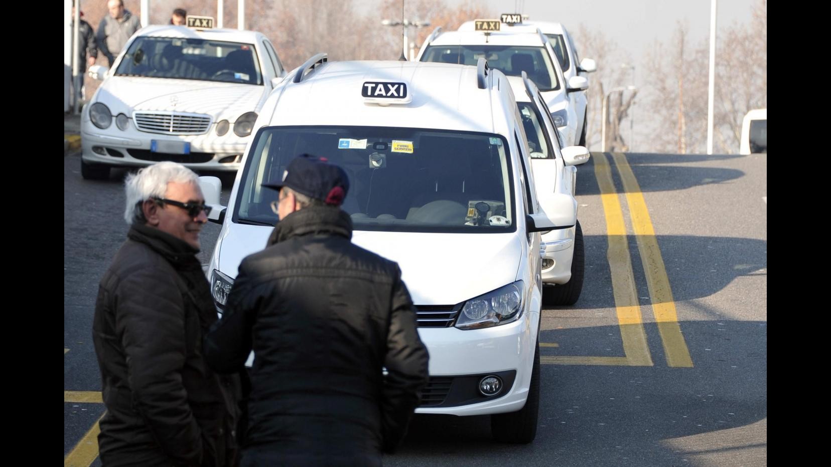 Liberalizzazioni, nuova bozza: Authority reti deciderà su licenze taxi