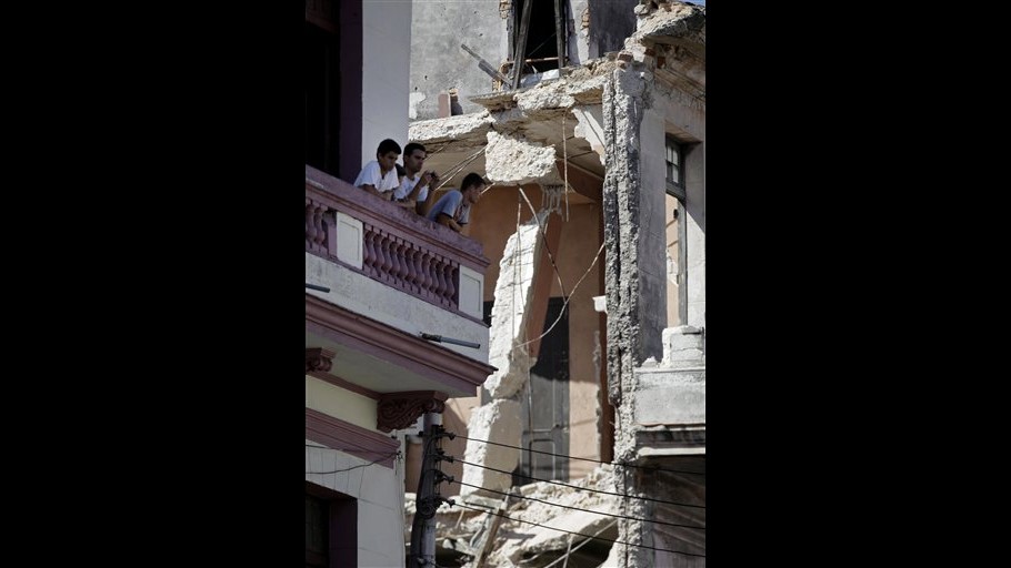 Cuba, crolla vecchio palazzo in centro all’Avana: 3 morti e 6 feriti
