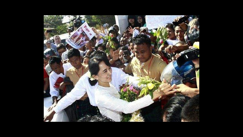 Birmania, Aung San Suu Kyi presenta candidatura per voto primo aprile