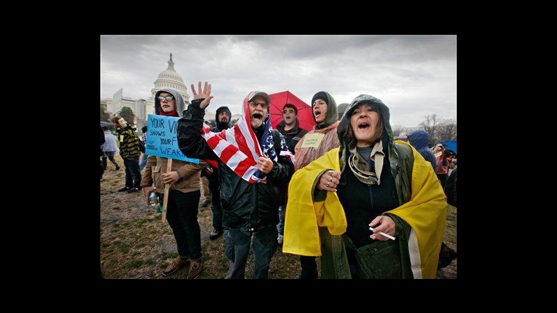 Occupy Wall Street, fumogeno contro cancello Casa Bianca