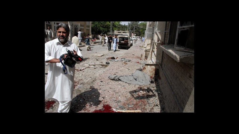 Pakistan, uomini armati uccidono giornalista locale dentro moschea