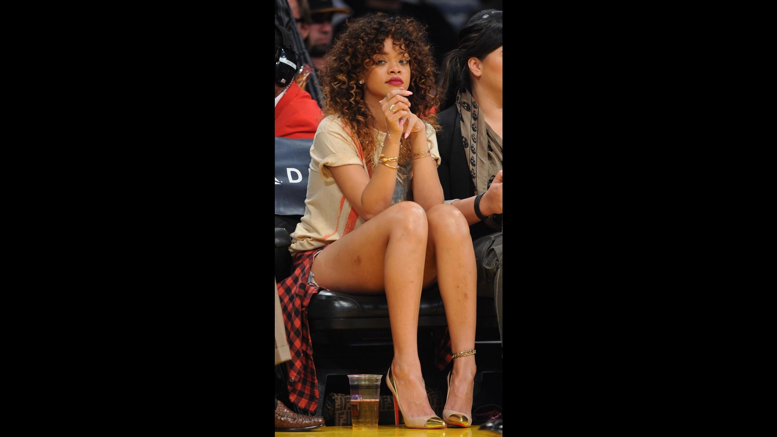Rihanna fuma sigarette che sembrano spinelli