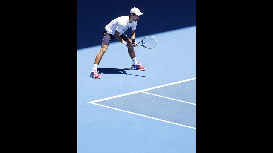 Tennis, Australian Open: Djokovic parte bene battendo italiano Lorenzi