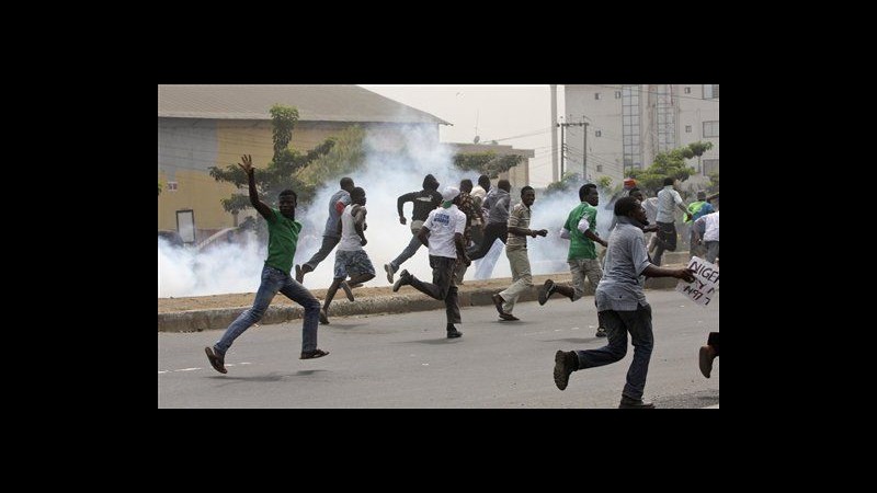 Nigeria, sindacati sospendono sciopero contro rincaro carburante