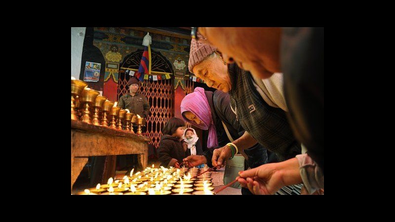 Cina, monaco tibetano si dà fuoco, migliaia sfilano contro Pechino