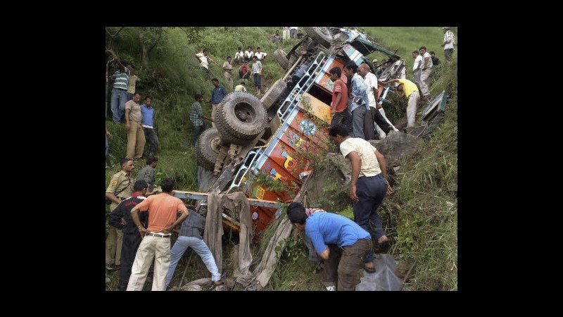 India, bus si schianta contro camion: morti 23 invitati a nozze