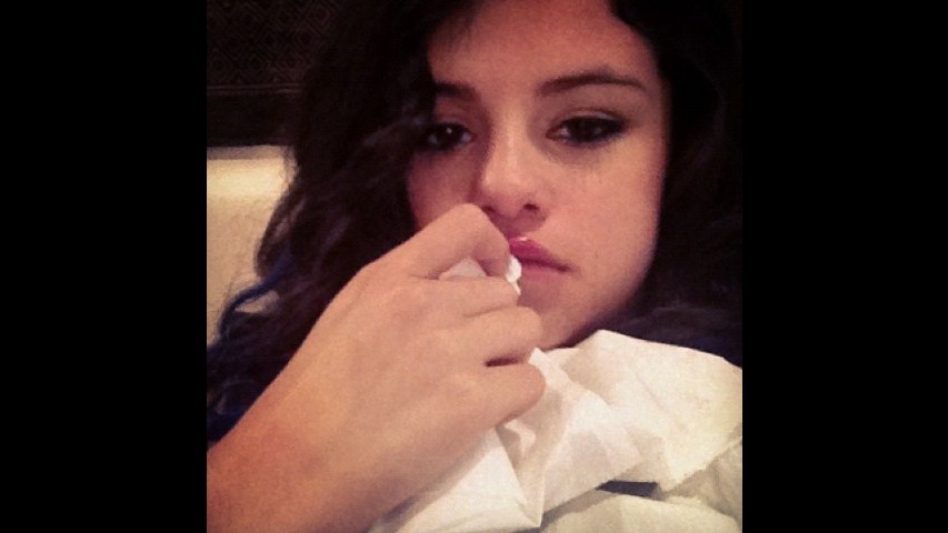 Selena Gomez raffreddata fugge dal palco per soffiarsi il naso