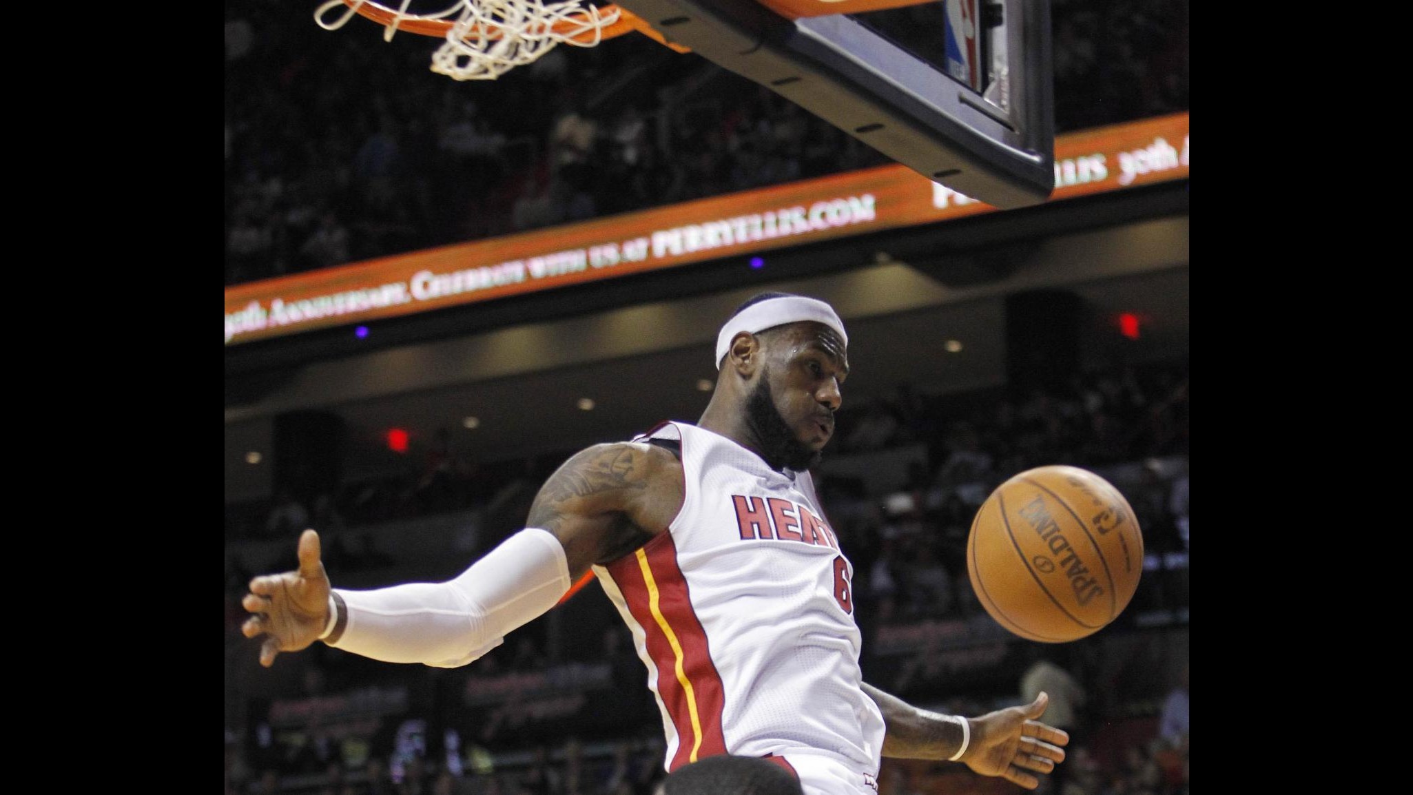 Nba, Lebron James supera ex compagni di Cleveland. Vola Boston