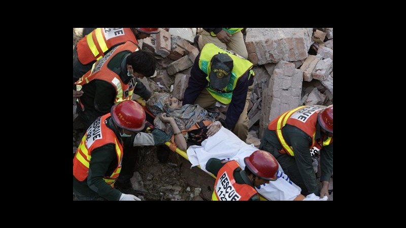 Pakistan, donna estratta dopo 31 ore da macerie fabbrica crollata