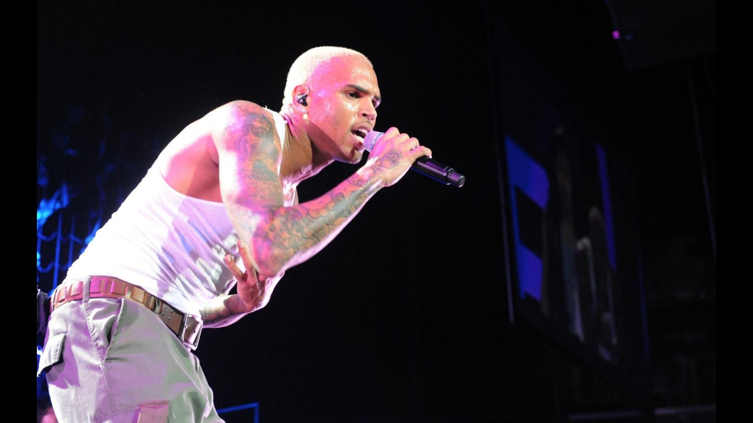 Chris Brown torna sul palco dei Grammy dopo aver aggredito Rihanna