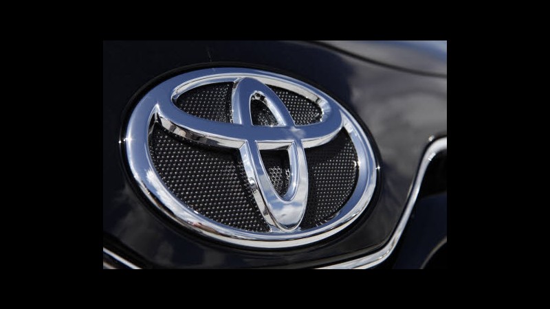 Toyota, utile netto -13,5% in III trim, profitti 2012 rivisti a rialzo