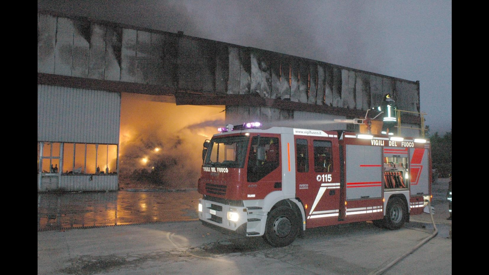 Grande incendio in tre capannoni a Roma, ignote le cause