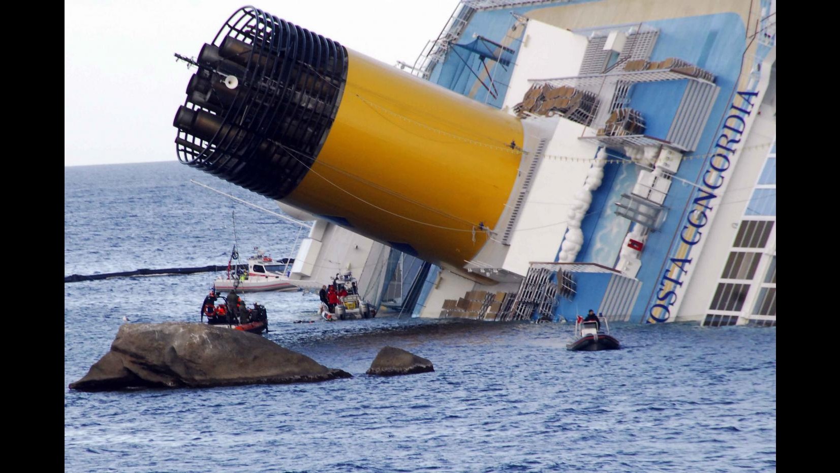 Nave Costa, impossibile riprendere immersioni, pontone rimane in porto