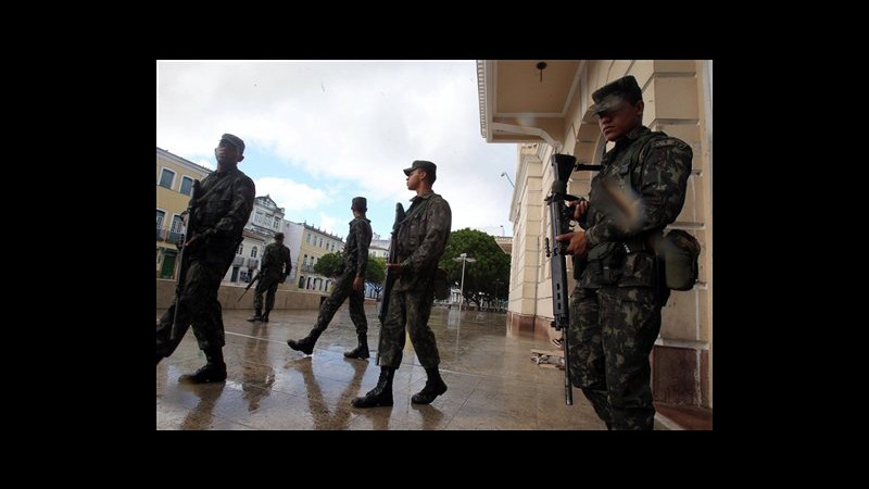 Brasile, a Salvador scontri tra poliziotti in sciopero e soldati