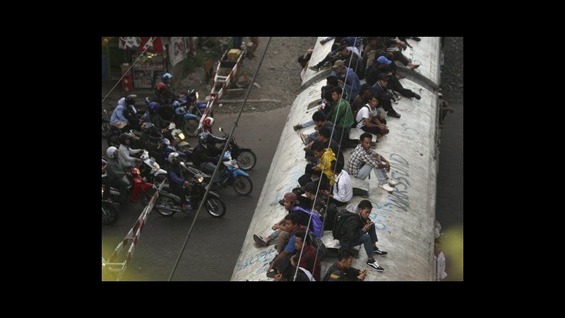 Indonesia, nuove misure contro viaggiatori su tetti dei treni