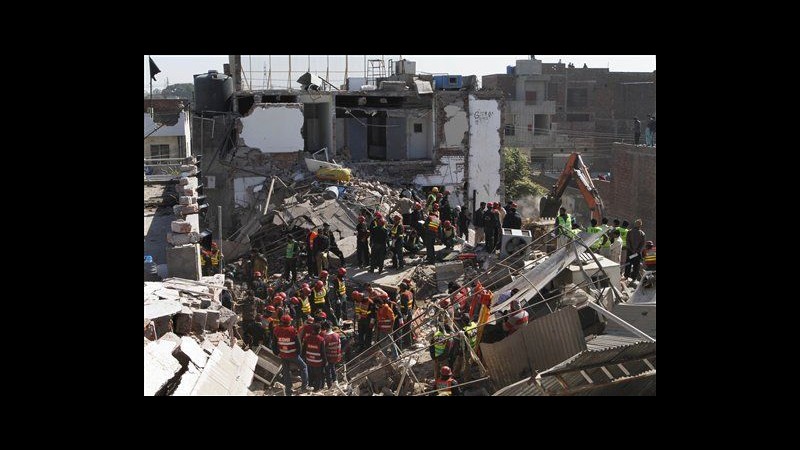 Pakistan, crolla fabbrica a Lahore: 4 morti, oltre 40 intrappolati