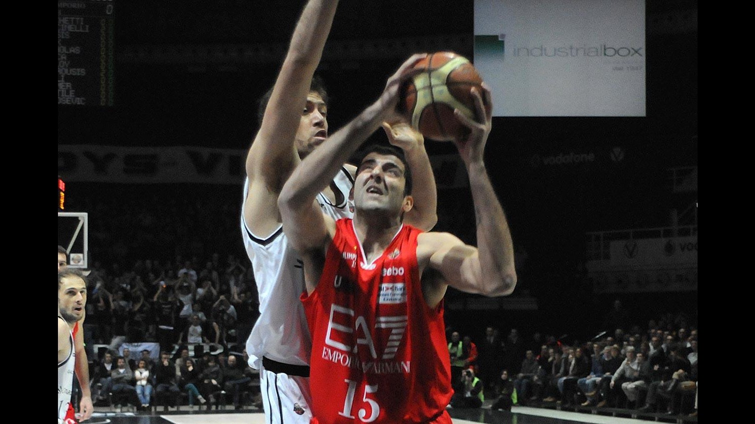 Basket, Milano espugna Bologna, ok Siena. Cantù ko in casa con Venezia