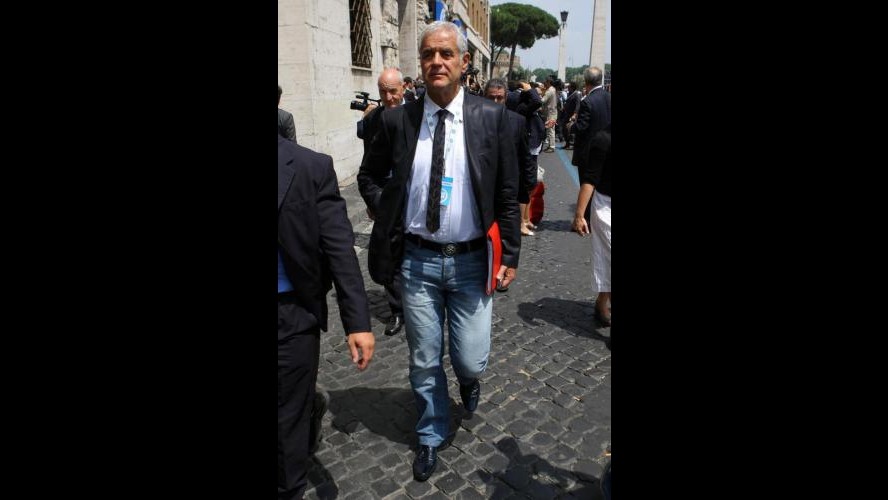 Formigoni contestato al teatro Dal Verme di Milano