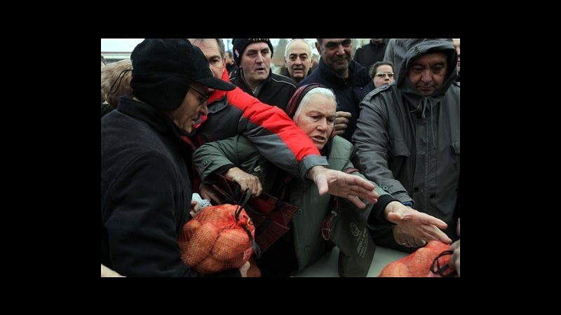 Grecia, agricoltori protestano per prezzi bassi distruibuendo patate