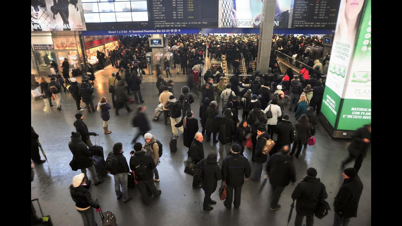 Neve a Roma, treno fermo da ore a Valmontone, 200 pasti caldi