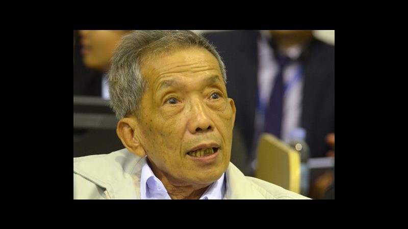 Cambogia, capo carceriere Khmer rossi condannato all’ergastolo