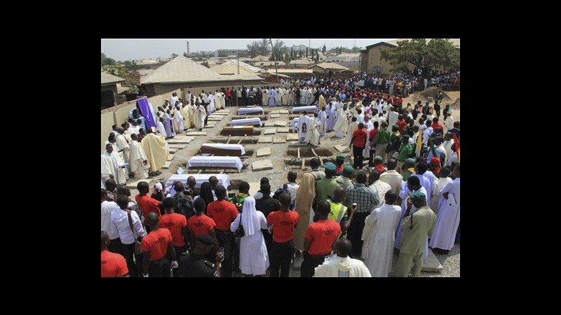 Nigeria, celebrati funerali collettivi di 44 vittime attentato Natale